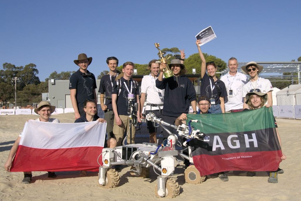 drużyna agh space system z flaga Polski, AGH i łazikiem Kalman