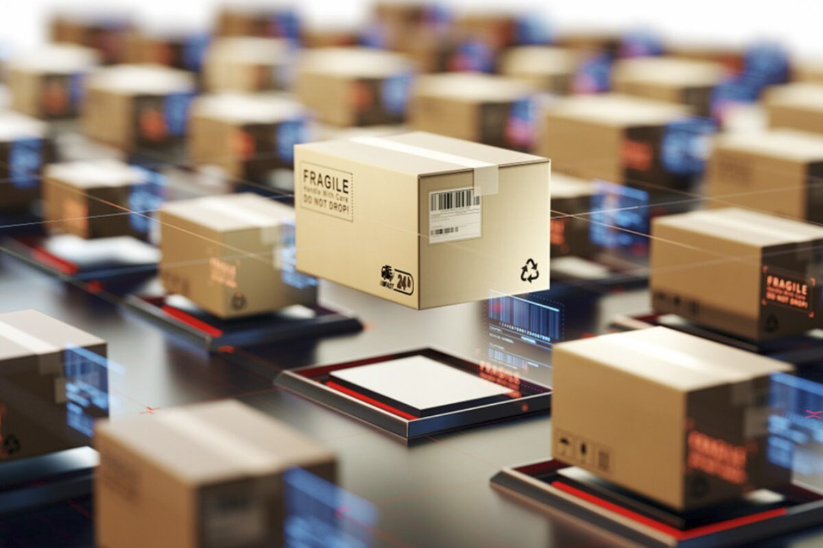 futurystyczna grafika przedstawiająca kartonowe pudełka, a między nimi zawieszone w przestrzeni cyfrowe grafiki