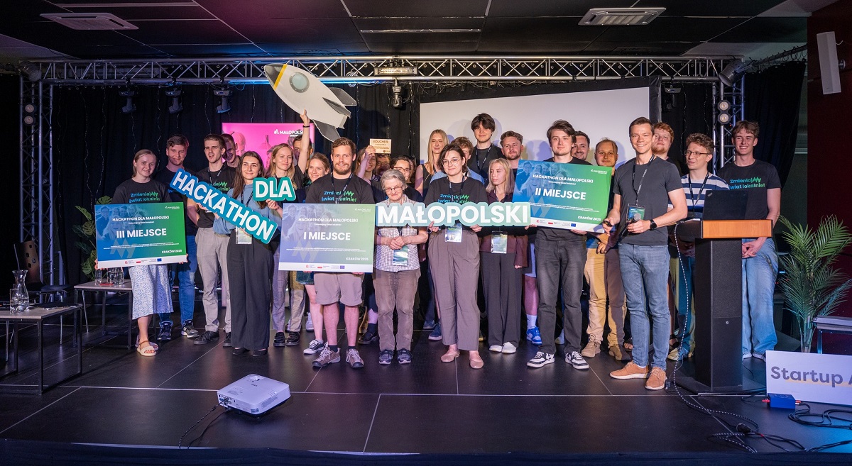 zdjęcie uczestników projektu stojących na scenie z nagrodami
