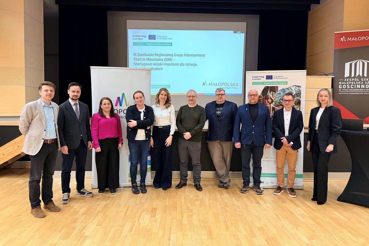 Grupa ludzi stojąca na scenie