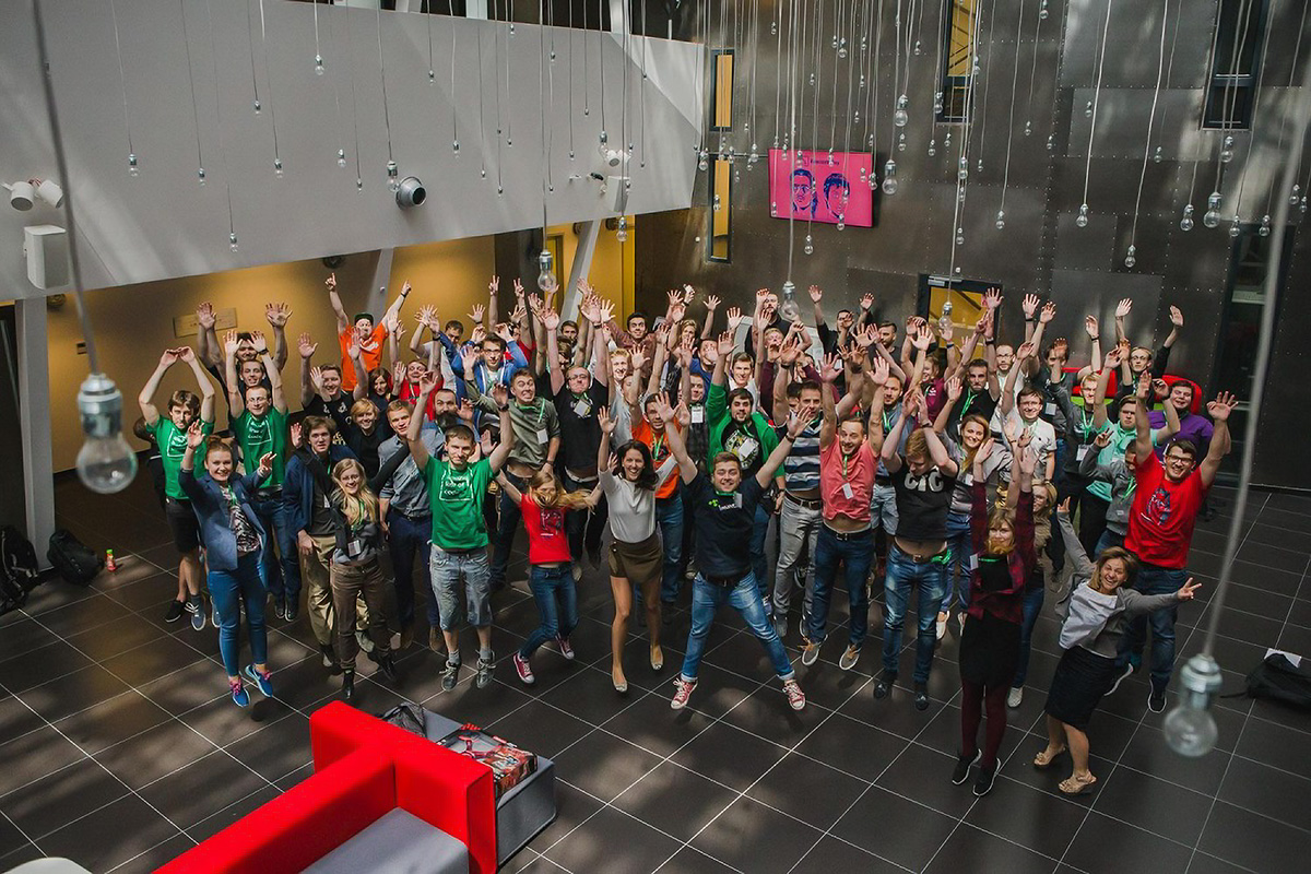grupowe zdjęcie uczestników jednego z wydarzeń robione z góry