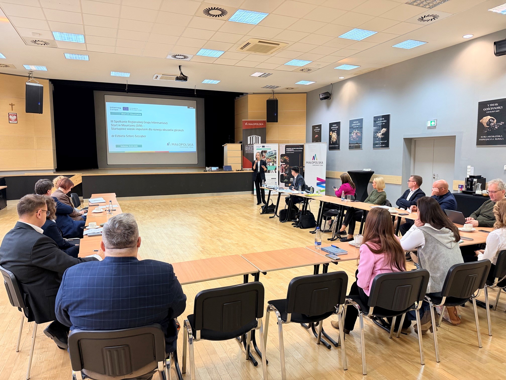 spotkanie na dużej sali grupy interesariuszy.