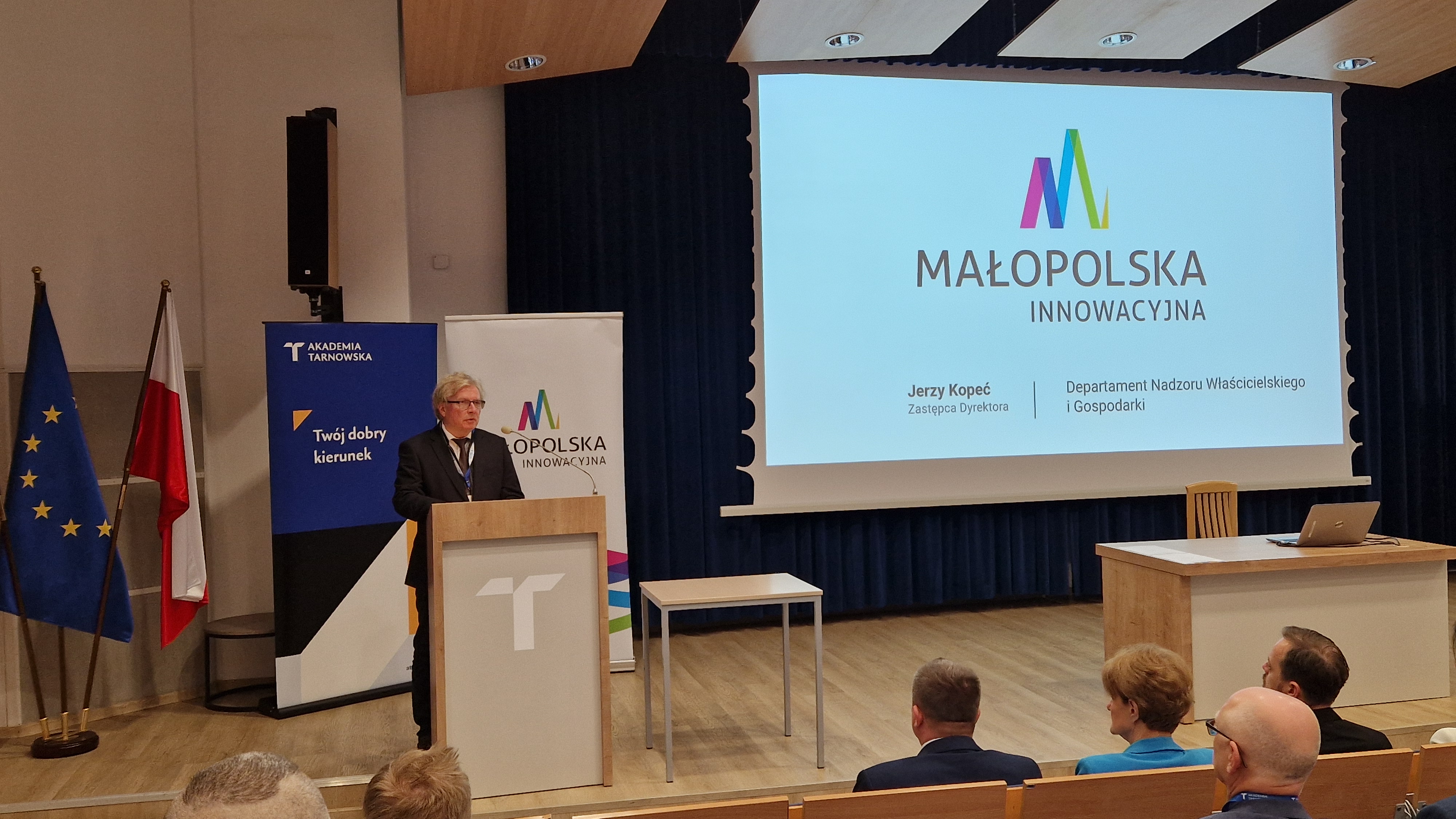 Grafika przedstawiająca przemówienie