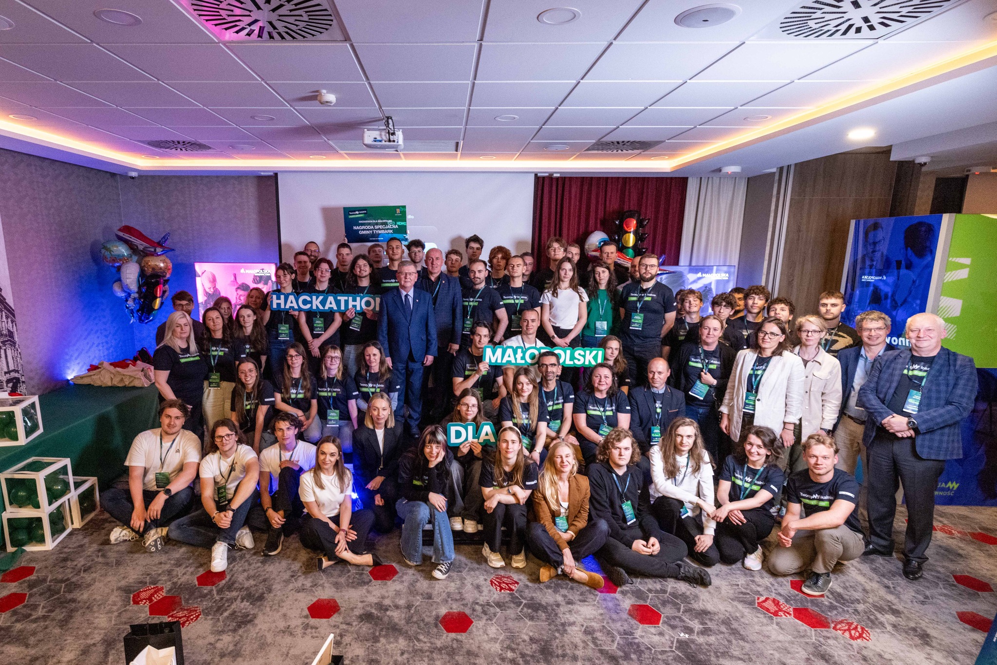 Uczestnicy hackathonu pozują do wsp&oacute;lnego zdjęcia
