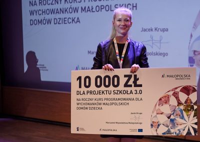 przedstawicielka projektu szkoła 3.0 odbierająca zwycięski symboliczny czek na 10000 zł