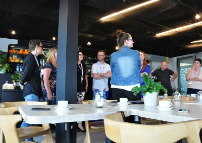 prelegenci i uczestnicy warsztatów przy kawie o innowacjach