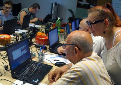 Grafika przedstawiająca uczestników pracujących przy laptopach